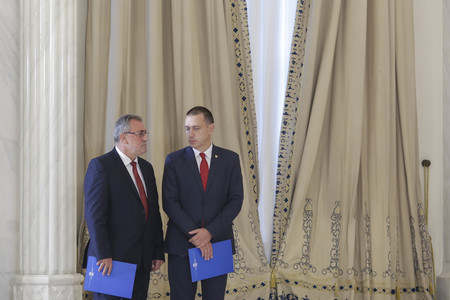 Noii miniştri de la Apărare şi Economie, Mihai Fifor şi Gheorghe Şimon, au depus jurământul la Palatul Cotroceni. FOTO
