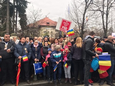 Membri şi simpatizanţi PSD şi ALDE, la Arcul de Triumf, cu pancarte, steaguri tricolore şi costume populare. FOTO/VIDEO