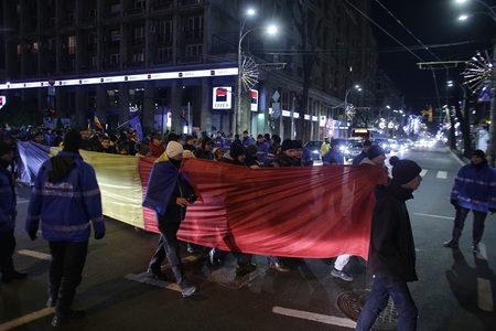 Întâlnirea premierului Mihai Tudose cu reprezentanţii organizaţiilor civice a început. În faţa Guvernului se află mai mulţi manifestanţi care susţin delegaţia intrată la discuţii