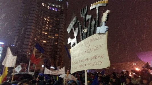 Protestul anticorupţie de la Universitate a început: aproximativ 3.000 de persoane scandează "PSD - Ciuma Roşie"
