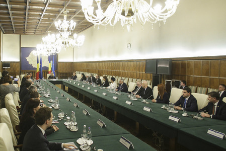 Dăncilă i-a cerut lui Teodorovici să prezinte până marţi soluţia pentru rezolvarea problemei privind formularul 600. VIDEO