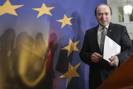 Oprişan: Eu mă aştept la Tudorel Toader să îşi facă datoria aşa cum trebuie să şi-o facă toţi miniştrii Cabinetului; în meciul acesta democratic sunt trei instituţii - ministrul Justiţiei, CSM şi preşedintele