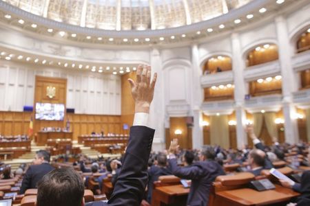 Cererea de reexaminare a legii privind încetarea interdicţiilor parlamentarilor aflaţi în conflict de interese în perioada 2007 - 2013, respinsă de Camera Deputaţilor