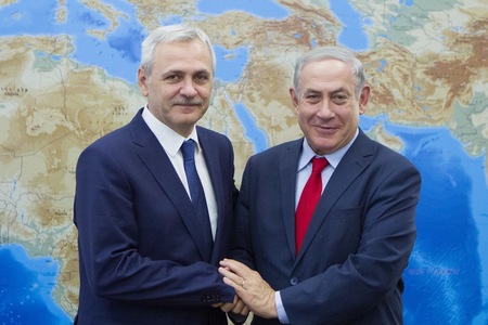 Zeci de români au lăsat comentarii la filmuleţul postat pe pagina de Facebook a premierului israelian, în care Netanyahu apare alături de Dragnea: "Nu-l lăsa să se întoarcă în ţară, face rău românilor”
