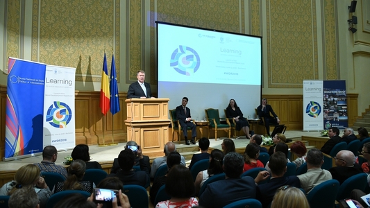 Iohannis: Analfabetismul funcţional se reflectă foarte vizibil şi în înaltele sfere ale politicii româneşti. El a ironizat-o pe Viorica Dăncilă: Continuăm să ne îndepărtăm de obiectivul Europa 2020 sau 20-20, cum se spune mai nou