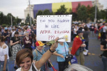 UPDATE - Câteva mii de oameni au protestat în Piaţa Victoriei, cerând demisia lui Liviu Dragnea. Oamenii au scandat "Fără penali!" şi ”Mulţi ani să primească Liviu Dragnea!” FOTO/VIDEO