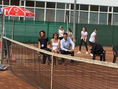 Carmen Iohannis şi-a dus elevii de la clasa la care e dirigintă la un antrenament de tenis - VIDEO