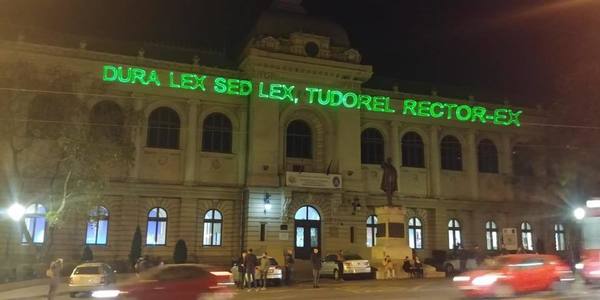 Proiecţii laser cu mesaje împotriva lui Tudorel Toader, pe clădirea Universităţii „Alexandru Ioan Cuza" din Iaşi: ”Tudorele, Cetatea Moldovei îţi cere demisia”. VIDEO