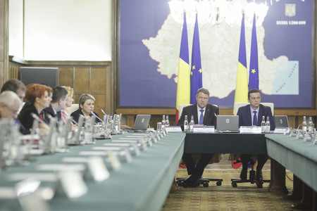 Manda: Preşedintele Klaus Iohannis poate să participe la şedinţele de Guvern şi să le conducă, dacă sunt pe ordinea de zi chestiuni care vizează competenţele domniei sale