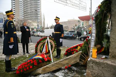 Klaus Iohannis a depus o coroană de flori în memoria victimelor Revoluţiei: Niciun regim care îşi umileşte şi dispreţuieşte propriii cetăţeni nu poate rezista - FOTO