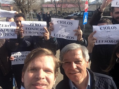 Dacian Cioloş a fost în Teleorman şi s-a pozat cu oameni care afişau mesajul că ar fi marioneta lui Soros / Carmen Dan îl atacă