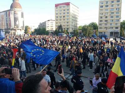 Peste 6.000 de persoane au ocupat Piaţa Unirii din Iaşi după terminarea mitingului PSD, scandând împotriva social-democraţilor