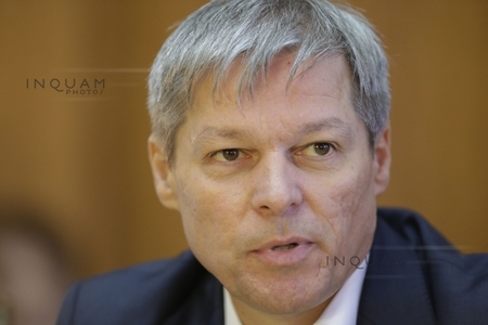 Alianţa 2020 USR - Plus: Dacian Cioloş “prins” de un funcţionar local din Alexandria că lipeşte, legal, afişele Alianţei - VIDEO