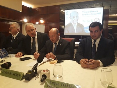 Traian Băsescu: Am văzut nişte primitivi care au îmbrăcat în pungi de gunoi crucile militarilor români. Acest eveniment vine după un şir de evenimente şovine susţinute de UDMR