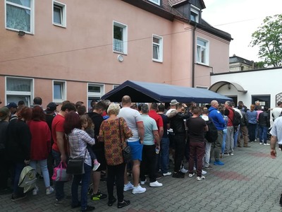 Mii de români stau la cozi în străinătate pentru a vota, temându-se că unii nu vor reuşi: Le cerem rudelor din Romania să voteze pentru noi