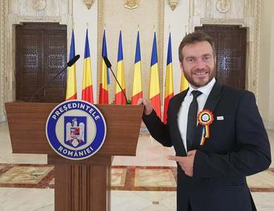 Bibliotecarul din Petroşani care a parcurs Dunărea înot îşi anunţă candidatura ca independent la Preşedinţia României