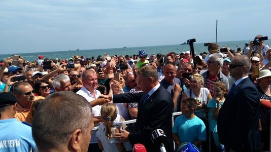 Constanţa - Preşedintele Klaus Iohannis a făcut baie de mulţime la plecarea de la ceremoniile de Ziua Marinei - FOTO
