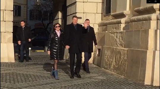 UPDATE - Preşedintele Iohannis, împreună cu soţia, la Biserica Romano-Catolică ”Sfânta Treime” din Sibiu. La ieşire s-au fotografiat alături de câţiva copii - VIDEO