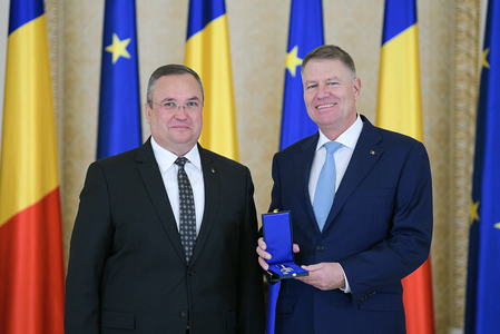Klaus Iohannis, decorat de ministrul Apărării cu ”Emblema de Onoare a Armatei României”