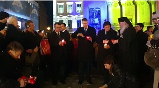 UPDATE - Klaus Iohannis a depus o candelă pe platoul din Piaţa Victoriei din Timişoara unde eroii s-au jertfit pentru libertate/ Iohannis: La 30 de ani de la Revoluţie, cu câteva excepţii, călăii acelor zile se plimbă încă liberi