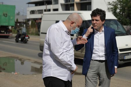 UPDATE - Scandal între Aurelian Bădulescu şi Nicuşor Dan/ Viceprimarul a vorbit continuu la conferinţa de presă a candidatului susţinut de PNL şi l-a acuzat că minte/ Bădulescu susţine că el a fost cel agresat - FOTO/ VIDEO
