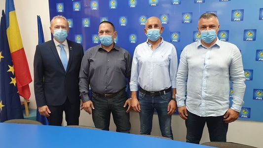 UPDATE - Comisarul Traian Berbeceanu şi şeful Secţiei Chirurgie Generală din Spitalul Judeţean Deva s-au înscris în PNL Hunedoara/ Berbeceanu: Nu vizez nicio funcţie de conducere