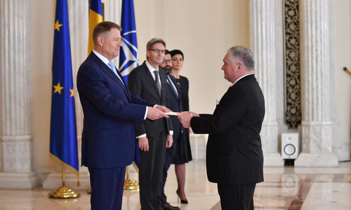 Klaus Iohannis l-a decorat pe ambasadorul SUA la Bucureşti, Adrian Zuckerman