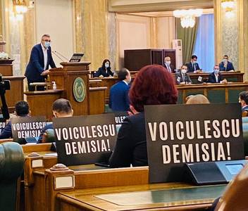 Senatorii şi deputaţii PSD au protestat luni în Parlament şi au cerut demisia ministrului Sănătăţii | FOTO   