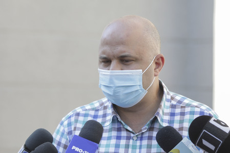 Deputatul Emanuel Ungureanu reclamă pericol de incendiu la un spital suport Covid din Târgu Mureş, unde tuburile de oxigen sprijină pereţii clădirii – VIDEO

