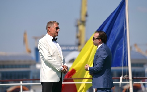 UPDATE - Preşedintele Iohannis şi premierul Cîţu, fotografiaţi în timp ce discută, la ceremoniile de Ziua Marinei. Imaginea, postată pe site-ul Preşedinţiei / Şi premierul Florin Cîţu a postat fotografii în care apare alături de preşedinte - FOTO