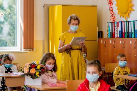 Ludovic Orban, la începutul anului şcolar: Încercările la care pandemia ne supune încă nu s-au încheiat / Lecţia cea mai importantă nu este cea în care citim, sau socotim, ci lecţia de zi cu zi în care învăţăm să fim împreună 

 