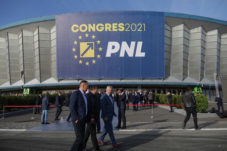 Liderul PNL Vrancea, Ion Ştefan ar îndemna delegaţii care îl susţin pe Ludovic Orban să deschidă perdelele la cabinele de vot, la Congresul partidului - FOTO