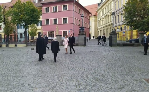 UPDATE - Preşedintele Klaus Iohannis şi soţia sa, la Catedrala Evanghelică din centrul Sibiului, care a fost reabilitată / Iohannis: Sunt foarte bucuros să văd că aici, în Sibiu, lucrurile merg mai departe şi oraşul arată din ce în ce mai bine - VIDEO