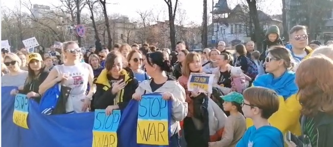 Protest la Ambasada Rusiei din Bucureşti, faţă de invazia rusească din Ucraina / Alături de manifestanţi se află şi refugiaţi ucraineni / Se strigă: Fasciştii!, Putin criminal! şi Afară cu ruşii din ţară! - VIDEO