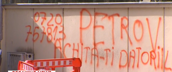 Gardul vilei de protocol în care locuieşte fostul preşedinte Traian Băsescu, vandalizat cu vopsea roşie / A fost scris mesajul ”Petrov, achită-ţi datoriile” /  Secţia 1 Poliţie  efectuează cercetări, sub aspectul săvârşirii infracţiunii de distrugere