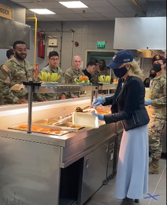 UPDATE - Jill Biden le-a servit mâncare militarilor americani aflaţi la Baza de la Mihail Kogălniceanu / Ulterior, Prima Doamnă a SUA a ajuns la Bucureşti - VIDEO