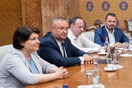 Premierul Republicii Moldova a participat la şedinţa de la Palatul Victoria privind gestionarea aglomeraţiei din vămi. S-a decis organizarea fluxurilor de mărfuri în funcţie de încărcătură şi două noi puncte de frontieră, la Vicovu de Sus şi Racovăţ