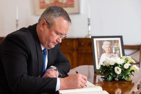 Premierul Ciucă a semnat în cartea de condoleanţe deschisă în memoria Reginei Elisabeta a II-a la ambasada Marii Britanii