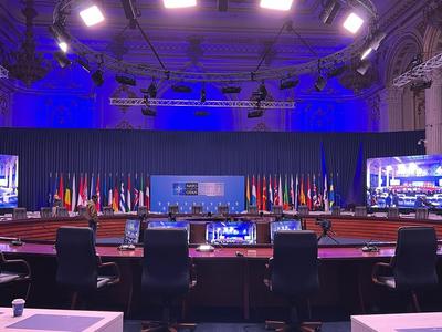 Pregătiri pentru Reuniunea miniştrilor de Externe ai NATO - Sălile Palatului Parlamentului, aşezate pentru întâlnirile oficiale / Drapele şi logo NATO, pe străzile Capitalei - FOTO / VIDEO