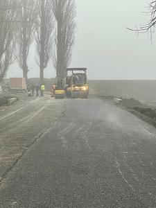 Reacţia Consiliului Judeţean Iaşi la acuzaţia că pe un drum judeţean se fac asfaltări pe ploaie: S-a dispus sistarea lucrărilor. Asfaltul va fi îndepărtat în totalitate