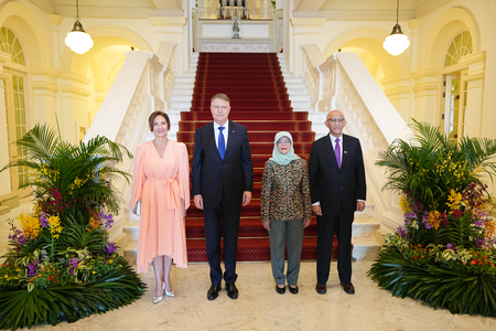 UPDATE - Klaus Iohannis, primit de preşedintele Republicii Singapore, Halimah Yacob, la Palatul Prezidenţial Istana/ El a arătat interesul special pentru dinamizarea relaţiilor bilaterale, mai ales în plan economic-investiţional