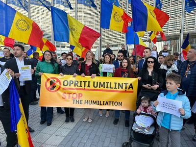 AUR a organizat la Bruxelles, în faţa sediului Comisiei Europene, un protest faţă de discriminarea românilor cu privire la refuzarea aderării ţării noastre la Schengen