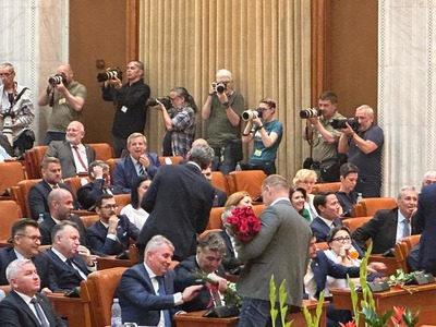 UPDATE - Guvernul Ciolacu a primit votul de învestitură al Parlamentului / Ciucă l-a felicitat pe noul premier / Ciolacu, în plen: O să încerc să mă ridic la nivelul aşteptărilor parlamentarilor şi ale românilor, în perioada următoare -VIDEO