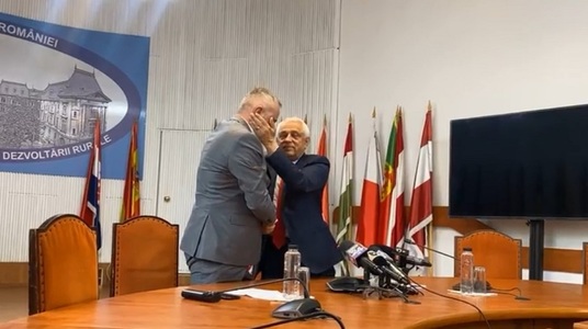 Petre Daea către noul ministru al Agriculturii Florin Barbu, la semnarea protocolului de predare a mandatului: Te pupă tata! - FOTO
