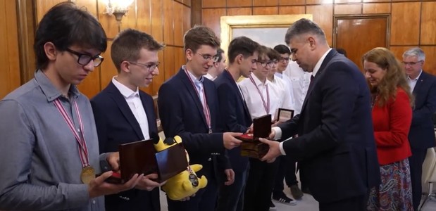 Premierul Marcel Ciolacu i-a primit la Palatul Victoria pe elevii români care au obţinut performanţe la Olimpiadele Internaţionale de Matematică şi Fizică: Sunteţi mândrie a generaţiei voastre, a şcolii româneşti şi a întregii ţări! 