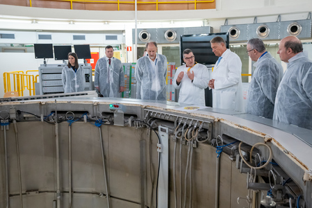 Preşedintele Klaus Iohannis a vizitat Centrul Belgian de Cercetări Nucleare, lider în domeniul cercetării nucleare europene: Am fost încântat să-i cunosc pe directorul general Peter Baeten şi pe cercetătorii români care lucrează aici