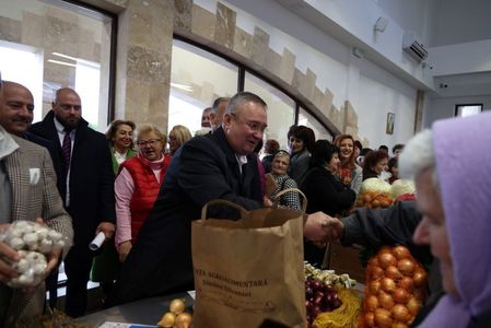 Ciucă, după vizita în piaţa din Şimleu Silvaniei: Pieţele au fost dintotdeauna centrele vii ale comerţului în comunităţile rurale, dar şi locul unde se deschide dialogul / Producătorii locali trebuie să primească tot sprijinul autorităţilor - FOTO