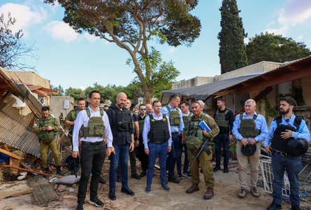 Delegaţie a Camerei Deputaţilor, în vizită în kibbutz-ul Kfar Aza, atacat la 7 octombrie/ Roman: Ce a fost pentru mine şocant a fost să constat cum o comunitate paşnică, plină de viaţă, este transformată în doar câteva ore intr-un imens cimitir - FOTO