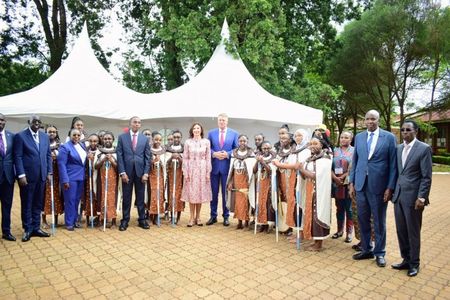 Preşedintele Klaus Iohannis şi soţia sa au vizitat o şcoală de fete din Kenya. Carmen Iohannis a dansat cu elevele / Donaţie de computere pentru unitatea de învăţământ - FOTO, VIDEO