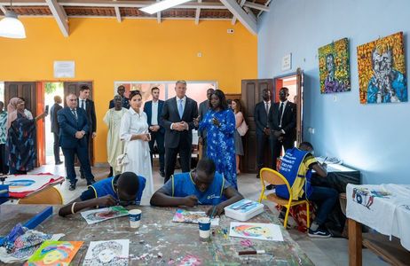 Klaus Iohannis: Am fost foarte impresionaţi de întâlnirea pe care am avut-o astăzi la Dakar cu copiii cu deficienţe mintale de la Centrul Aminata Mbaye - Grand-Yoff 